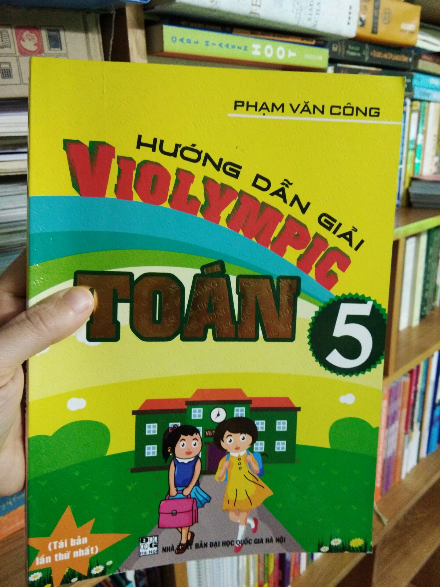 bìa sách dập nổi nhìn rất đẹp.  sách mới,  bóng bẩy.  cuốn sách này có rất nhiều dạng bài tập hay và khó.  lời giải Khá chi tiết.  nhà mình học cuốn lớp 4,  năm nay con học cuốn lớp 5.  học xong để dành giữ lại sau này cho em bé học.  bạn giao hàng nhiệt tình chu đáo.  mình rất hài lòng về sản phẩm và dịch vụ. tặng tiki 5 Sao nha.  cảm ơn tiki.
