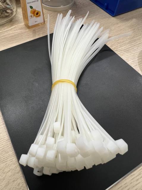 Ngoại quan: Sản phẩm có ngoại quan tương đối giống với mô tả. Số lượng dây rút đúng 100 cái.
Xuất xứ: Thương hiệu của Việt Nam.
Sản xuất: Tại Việt Nam. 
Chất lượng: Dây rút được làm bằng nhựa dẻo màu trắng, bản to và dài, chắc chắn. Tiện dùng cho các nhu cầu hàng ngày.
Thời gian giao hàng: Thời gian giao hàng mất 5 ngày, đặt từ 18:37, Thứ tư 23-*** đến 12:01, Thứ hai 28-*** sản phẩm mới được giao đến tay. Thời gian giao hàng chưa hài lòng lắm, dịch vụ giao hàng tầm 3 ngày là ok nhất.
Thái độ nhân viên giao hàng: Ổn, chịu hợp tác với tôi trong việc giao hàng. 
Giá sản phẩm: Giá sản phẩm chưa phải là giá tốt nhất trên sàn nhưng đổi lại sản phẩm chất lượng, uy tín nên với mức giá 17k/100 cái cũng là hợp lý, miễn phí ship. 
Tổng quan: Sản phẩm có chất lượng khá ok, chắc chắn, giá tiền hợp lý, giao hàng đủ số lượng. Tuy nhiên, thời gian giao hàng còn lâu, cần cải thiện tốc độ giao hàng nhanh hơn nữa. Cảm ơn mọi người đã đọc.