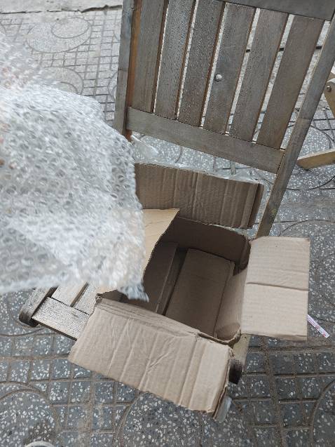 Đã nhận được sản phẩm bù lại sau khi phản hồi. Lần gửi sau shop có đóng dấu đỏ yêu cầu quay video khi nhận hàng và mở hộp. Rất hợp lý. 
.......update 9/1/2022.....
Nhận được hộp rỗng , không có gì bên trong . Nhân viên hỗ trợ Tiki kiểu anh phải chứng minh là anh nhận được hộp rỗng , chứ không phải bảo vệ quyền lợi khách hàng. Đơn hàng cuối cùng đặt mua của tiki