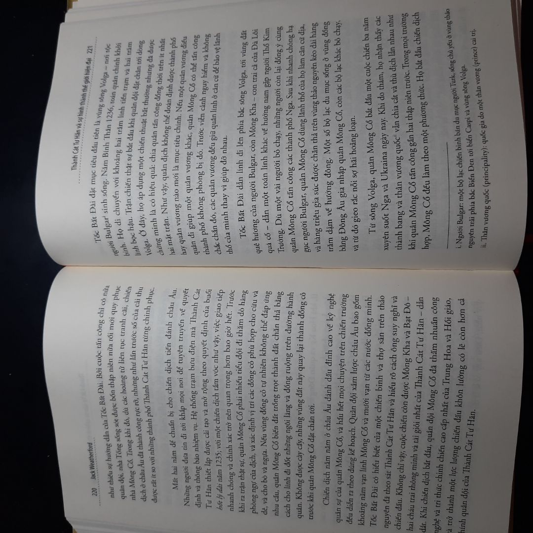 Sách bìa cứng rất đẹp nha mọi người. Nội dung kể về cuộc đời ông ý từ còn trong bụng mẹ đến lúc mất và cả quãng thời gian dài các hậu duệ ông ý trị vì. Mình thì chỉ hứng thú với cuộc đời ông ý, những chiến tích mà ông ý giành được. Còn phần sau khi ông ý mất thì đọc khá chán. Hậu duệ giết nhau tranh giành quyền lực, nhưng đế chế ông ý xây dựng nên thì chả ai thực sự quan tâm đến nữa. Chuyện như này không khác gì trên phim.