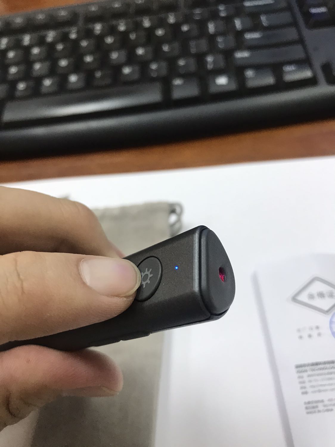 Thiết bị nhỏ gọn
Tặng kèm pin để sử dụng ngay và túi đựng
Tia laze đỏ 
Usb kết nối máy tính dễ dàng, có hút nam châm rất tốt, ko sợ rơi rớt
Nút bấm qua slide êm
Giá mềm
Giao hàng nhanh (3 ngày)