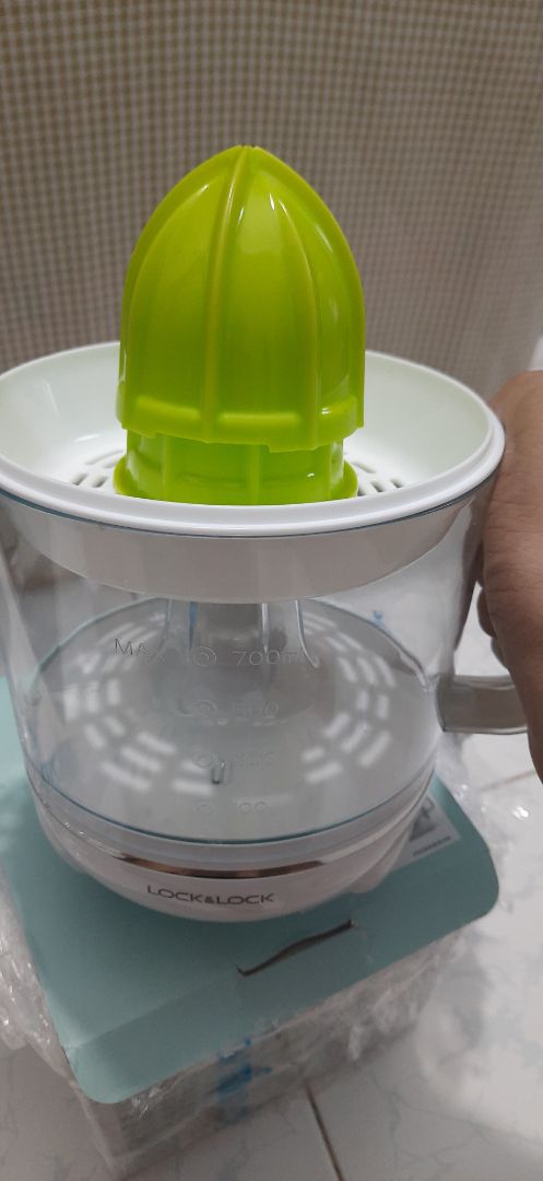 Mẫu mã nhìn bên ngoài có vẻ ổn và chắc chắn.Phiếu bảo hành hộp hướng dẫn full.Tuy nhiên cần trải nghiệm và sử dụng xem chất lượng thế nào rồi đáng giá tiếp để bà con lựa chọn đc một sp vắt cam vừa túi tiền sử dụng tiện ích xinh xinh.
NV Giao hàng nhanh chóng dễ thương.