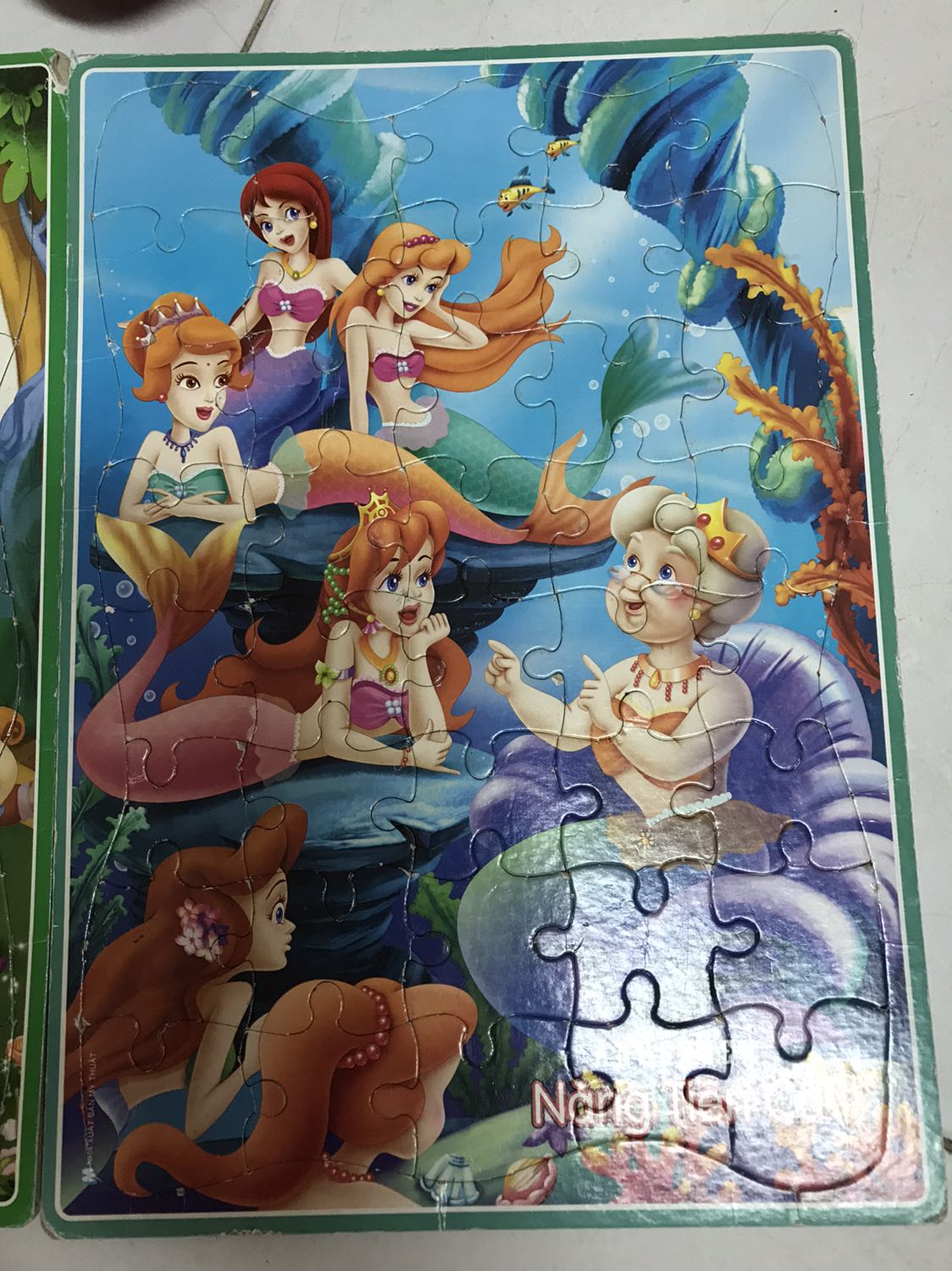 Bé thích lắm. Chơi suốt nhưng mà càng chơi thì càng bong keo ra. Do bằng giấy đó.