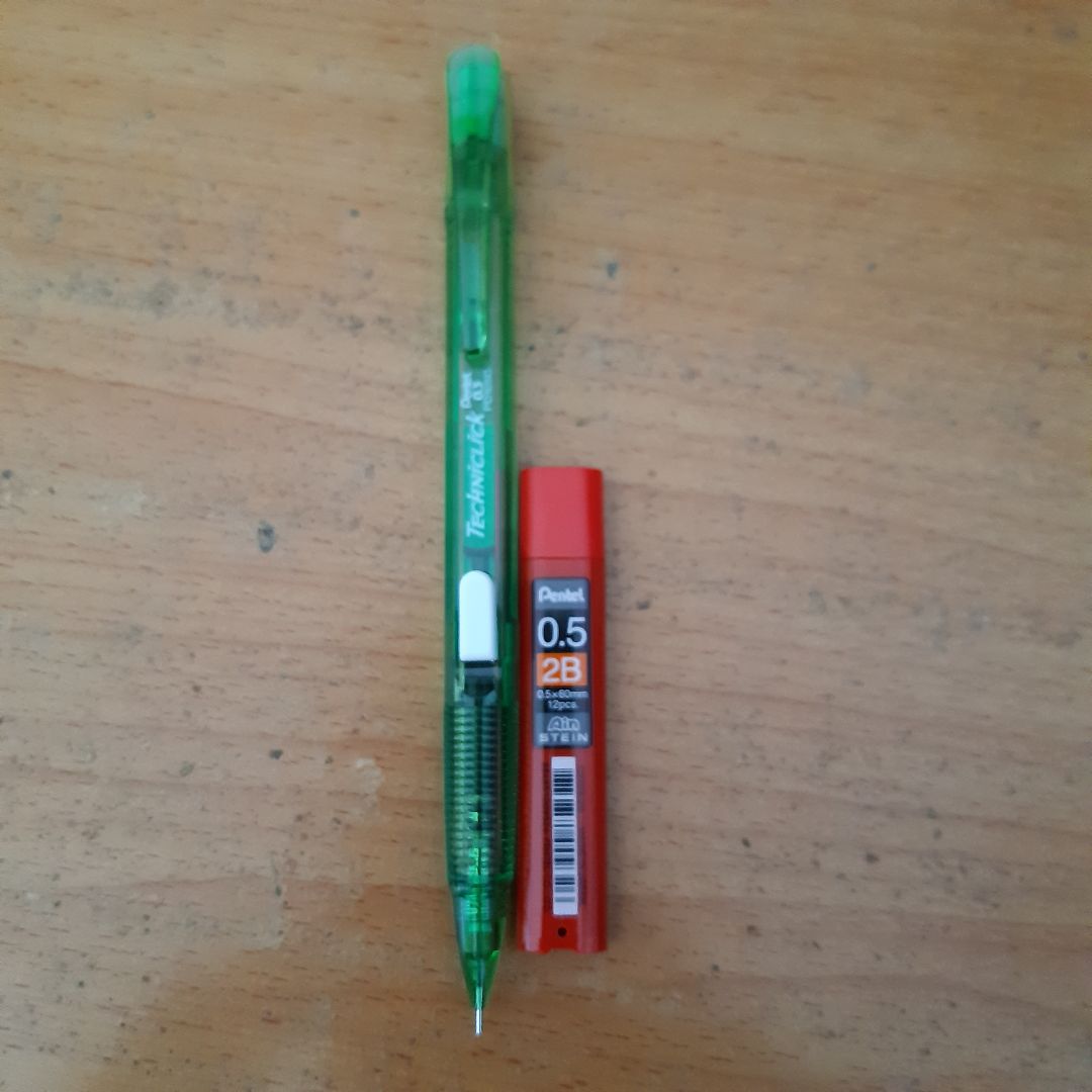 Mình kh thất vọng vì chất lượng bút chì, đã từng dùng loại này r và thấy rất ok nên mới mua lại. Nhưng cảnh báo các bạn đừng mua của nhà cung cấp VPP Thiên Tinh ! Đặt hàng ngày 16-8 mà tới ngày 5-9 mới nhận dc bút ! Mua để đi học mà nhập học cũng gần 3 tuần r :) Kinh nghiệm r mua đồ trên tiki thì cứ mua của Tiki Trading. Lần này mua của nhà cung cấp khác cũng chỉ vì màu xanh lá Tiki Trading kh có Mình kh thất vọng vì chất lượng bút chì, đã từng dùng loại này r và thấy rất ok nên mới mua lại. Nhưng cảnh báo các bạn đừng mua của nhà cung cấp VPP Thiên Tinh ! Đặt hàng ngày 16-8 mà tới ngày 5-9 mới nhận dc bút ! Mua để đi học mà nhập học cũng gần 3 tuần r :) Kinh nghiệm r mua đồ trên tiki thì cứ mua của Tiki Trading. Lần này mua của nhà cung cấp khác cũng chỉ vì màu xanh lá Tiki Trading kh có
