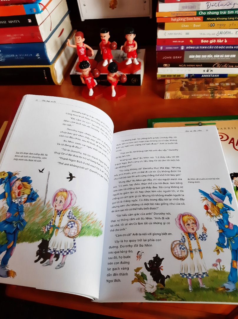 Sách đẹp ngoài sức tưởng tượng,  mới leng keng luôn, giấy trắng ,in màu 100%, rất xịn, đáng tiền lắm luôn. nên mua nè