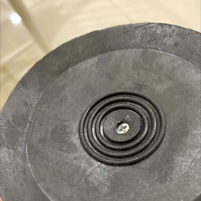 Giao hàng cũ, 4 đế bám đầy đất cát, của người khác xài rồi trả lại. Chất lượng hoàn thiện cực kỳ xấu, tốt nhất đừng mua, tránh xa mấy shop kiểu này