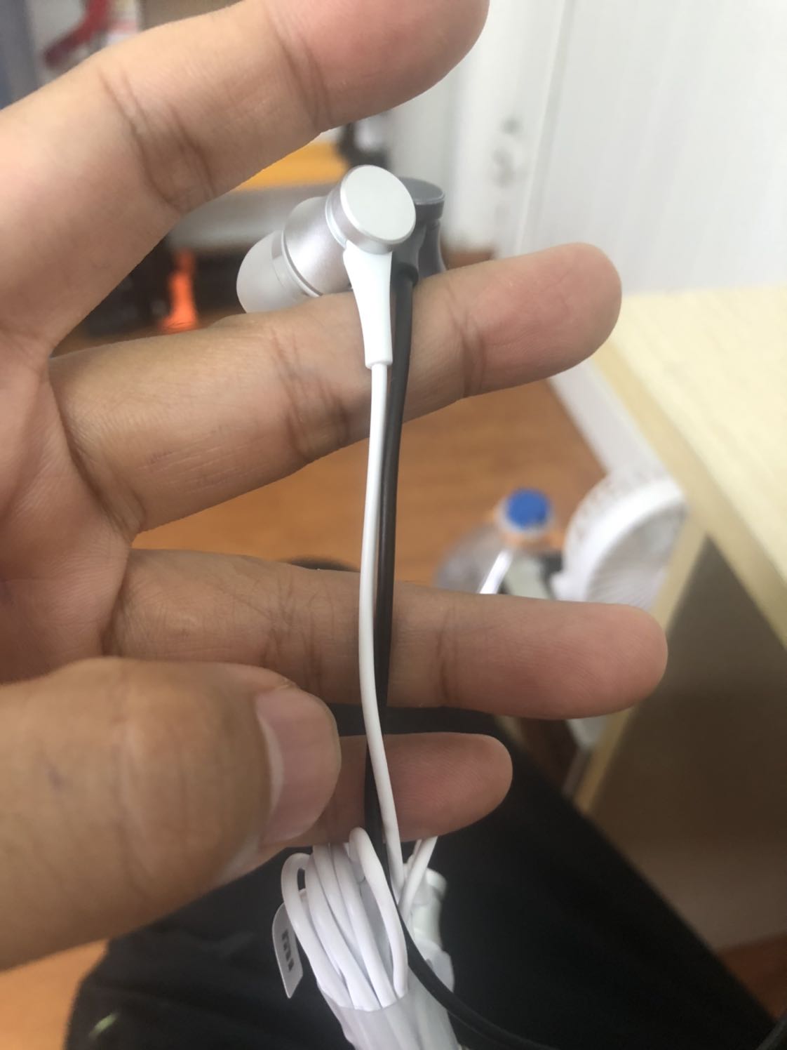 - Thứ nhất là tai nghe màu trắng thì đề là màu bạc ( Không hiểu phân biệt màu kiểu gì )
- Chất lượng tai nghe so với con tai nghe khác cùng loại.
- Dây mỏng và ngắn hơn so với cùng loại mua ở cửa hàng khác.
( Có hình so sánh kèm )
Nếu bạn mua để chống cháy và không muốn ra ngoài giữa mùa dịch này thì đây cũng là một lựa chọn có thể chấp nhận được!