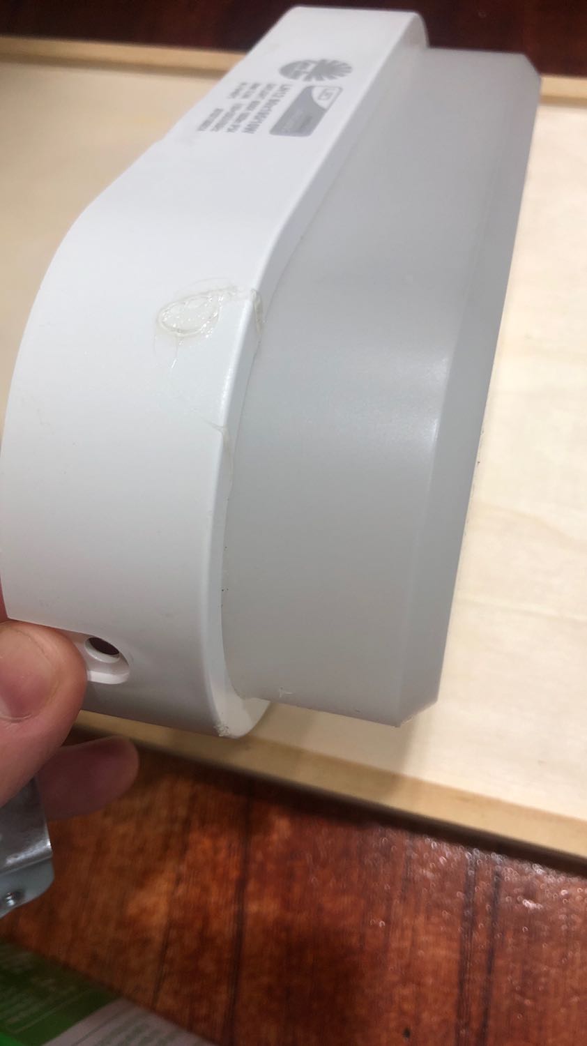 Shop gửi hàng đã qua sử dụng? Không có ốc vặn?? Tôi mua tiki nhiều nhưng lần đầu bị như thế này không chấp nhận được?