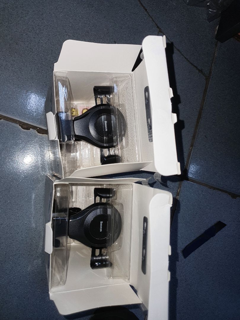 mua 2 cái. 1 màu đen, 1 màu đỏ. cuối cùng giao hai màu đen