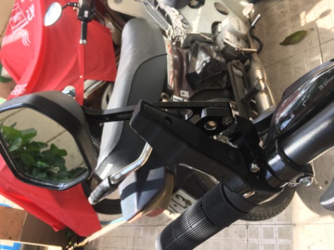 Sản phẩm như mô tả, pat lắp gương bằng nhôm nên gương lắp vào xe chắc chắn, chỉ có điều gương không phải là loại dùng chiếu hậu mà là loại gương soi mặt nên phải dán thêm 2 gương cầu lồi nhỏ vào gương thì mới chiếu hậu được. Tuy nhiên pat, gọng gương rất chắc chắn không bị xê dịch gật gù khi xe chạy, nhất là khi qua gờ giảm tốc hay đường gập ghềnh  thì là tốt lắm rồi, chịu khó mua thêm 2 gương lồi nhỏ nữa thì không vấn đề gì