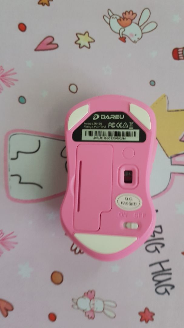 Họa tiết in trên mouse và sắc nét. Chỉ có 2 điều không hài lòng lắm là: 1.Muốn lấy receiver thì phải tháo pin ra rất bất tiện. 2. Chuột dễ bám bẩn, mỗi khi dùng xong là phải vệ sinh lại.