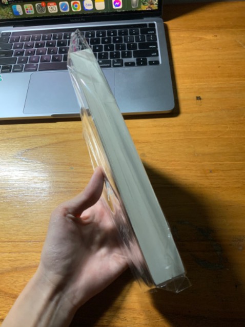 Giao hơi lâu, sách bọc ni long trong cẩn thận nhưng thấy sách hơi mờ chữ với title trên bìa sau hơi lệch..