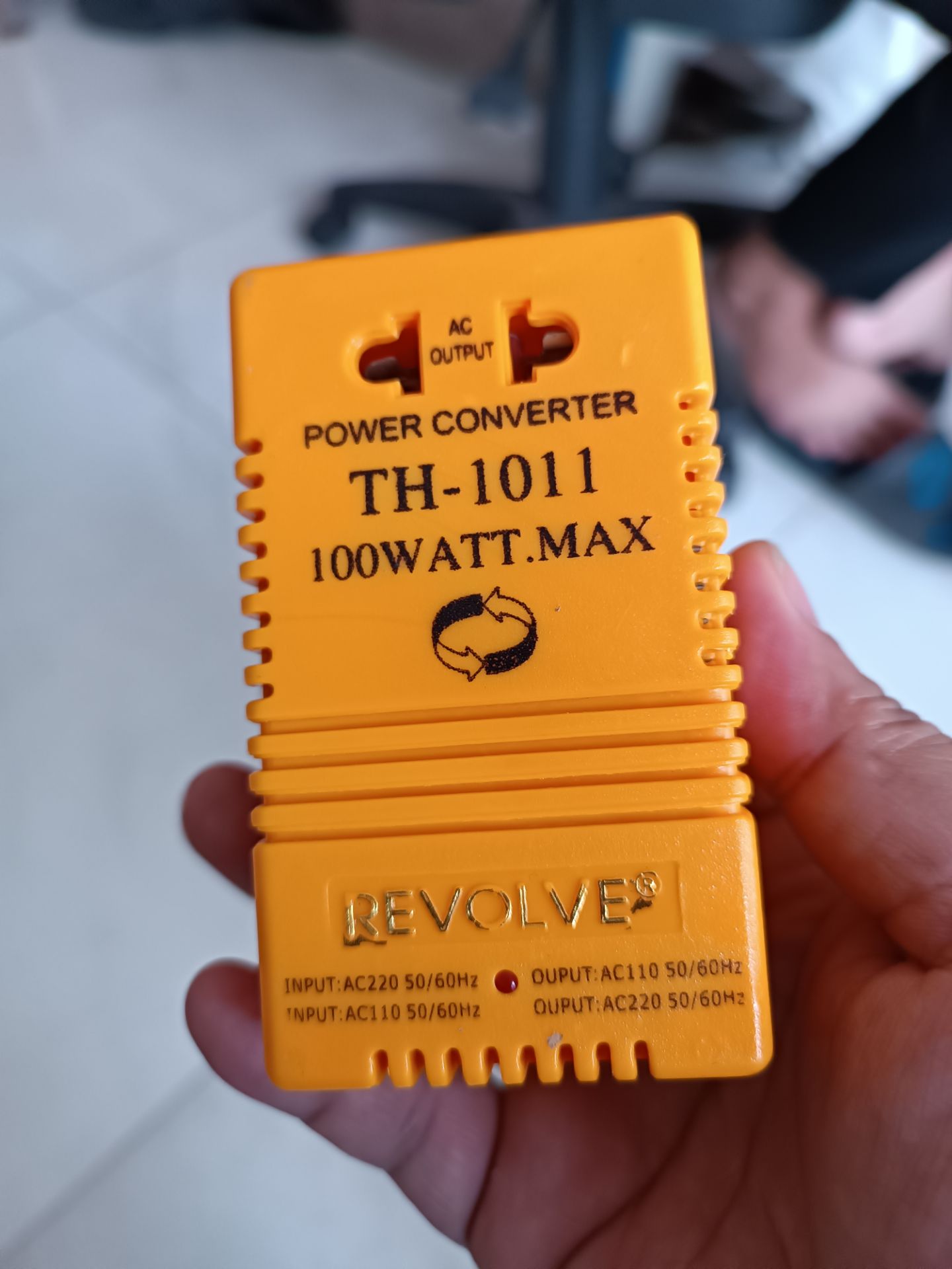 Tin tưởng cắm vào cái máy uốn tóc điện 110v cái máy bốc khói luôn. Mất cả chì lẫn chài