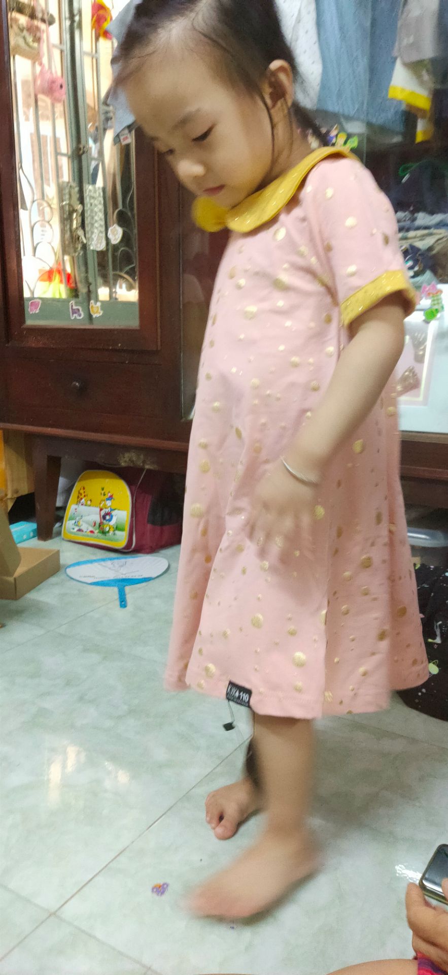 shop đóng gói rất cẩn thận, váy mặc vừa vặn mềm mại. bé đòi mặc hoài luôn