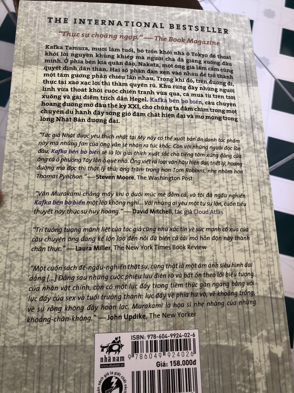 Truyện rất hay. Vẫn phong cách của Haruki Murakami: siêu thực, bí ẩn, tăm tối (thậm chí là disturbing) và duy mỹ, nhiều ẩn dụ, mang tính biểu tượng. 

Mình bắt đầu cuốn sách với sự tò mò bởi những sự kiện kỳ quái, những nhân vật lạ thường. Đến khoảng giữa thì khó chịu, khó hiểu, thậm chí hơi chán. Cảnh H nhiều hơn mình tưởng. Nhưng đến cuối thì cảm động và day dứt. Một câu chuyện dữ dội, khó đoán và thu hút. Cái kết mở. Mình thích được tự định đoạt ý nghĩa và số phận nhân vật như thế. Đúng như sách nói: có những điều khi nói thẳng ra thì mất đi ý nghĩa của nó.

Tất cả các nhân vật đều có dấu ấn trong lòng mình, đặc biệt là 2 nv chính. Kafka Tamura quả nhiên là “trang thiếu niên mười lăm tuổi kiên cường nhất thế gian” (mình thực sự nể cậu đấy). Còn lão Nakata thì thật là đáng mến và phi thường.

P/s: sách in lỗi chính tả hơi nhiều nhé :))
