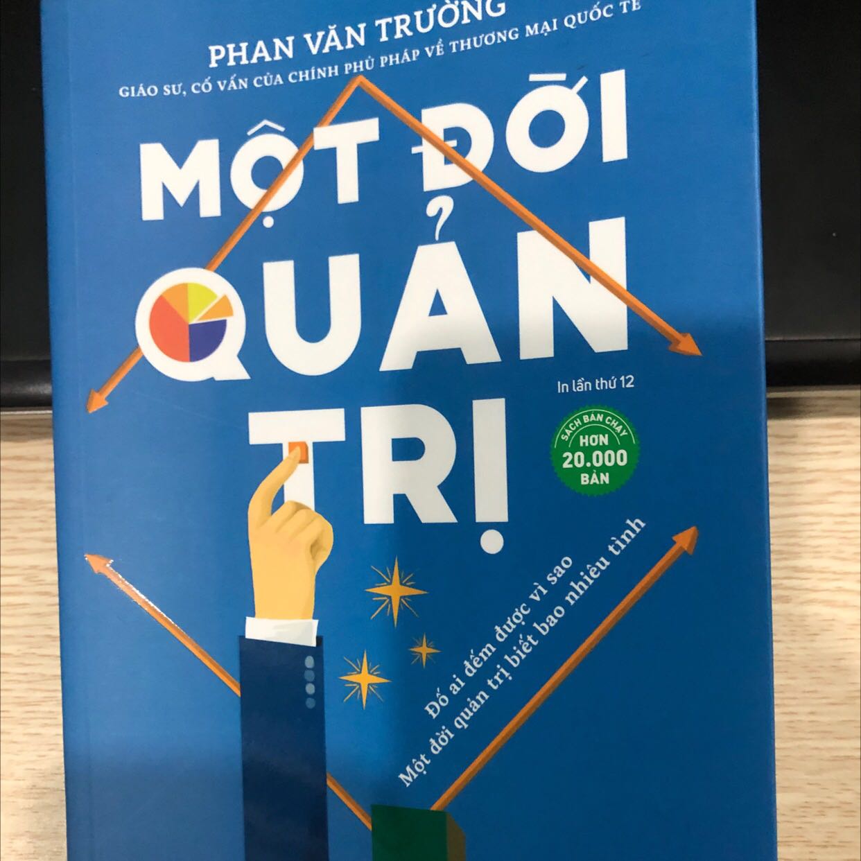 Mình đọc quyển Một đời thương thuyết thấy hay nên mua thêm quyển này về đọc. Nội dung hay, giọng văn dung dị dễ vào.