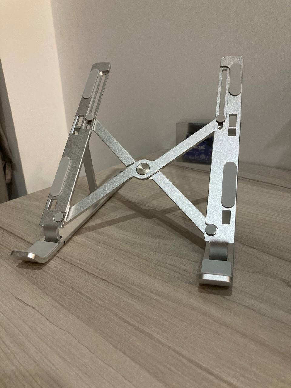 Giá đỡ này gia công bị chênh. Đặt lên bàn không vững, ọp ẹp. Chất liệu tốt nhưng rất tiếc lại bị lỗi chênh, không cân bằng.