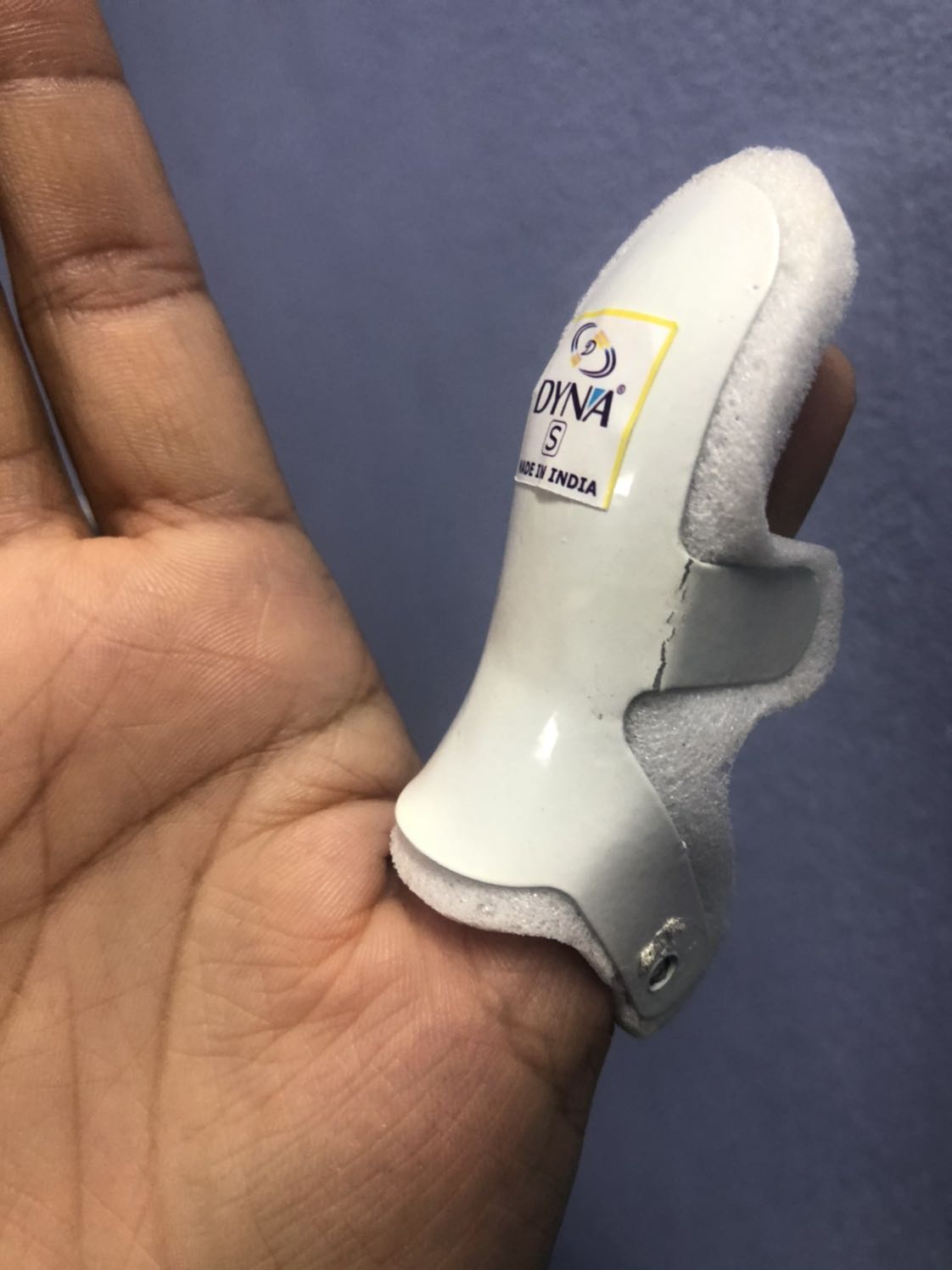 Nẹp cứng tay theo đúng yêu cầu nẹp cho ngón đúng phom nhưng do lúc tháo ra lắp vô phải chỉnh càng nẹp nên dễ gãy. Mình dùng dc 3 lần thì gãy như trong hình, chắc chừng dùng được 10 lần là hư rồi. Giá cũng mắc nếu chỉ dùng được vậy