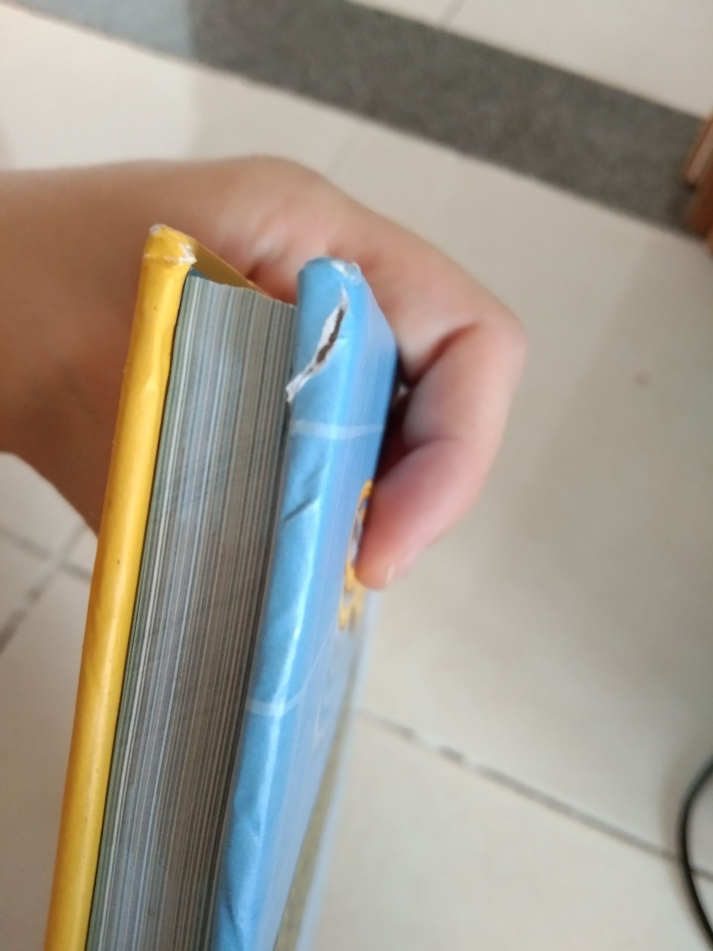 sản phẩm hỏng , rất thất vọng với giao hàng của tiki, mọi ng nhận hàng nhớ kiểm tra ngay, nếu sau 48h ko phản hồi thì tiki sẽ ko nhận đổi . bực mình vô cùng với tiki