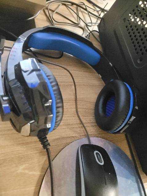 Tai nghe ổn, có chống ồn. Màu trắng sạch đẹp. Micro dễ bị cong, phải nhẹ nhàng, thỉnh thoảng không kết nối được phải rút dây cắm lại. Ít xài nên 1 năm hơn rồi vẫn dùng tốt.