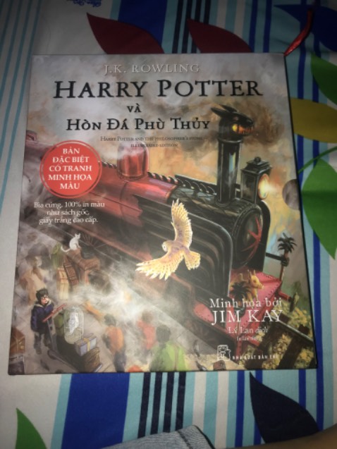 Sách đẹp, màu rõ, phần in chìm và in nổi sờ thích lắm luôn. Thích xem Harry Potter thì đọc quyển này đã lắm luôn. Nhưng giấy in cứng như này thì gáy sách sẽ dễ bị bung keo nên mọi người đọc nhẹ nhàng nhé