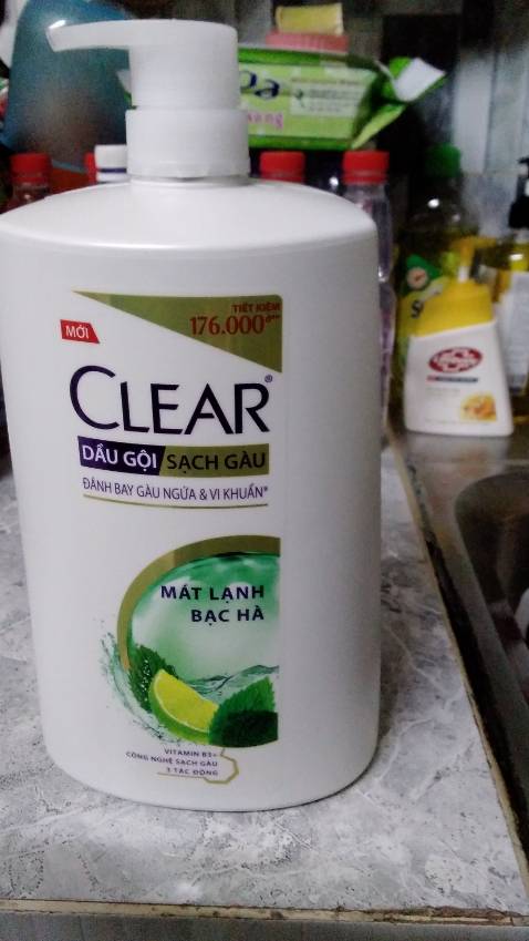 Shop đóng hàng rất kỹ, chai dầu gội 0 bị bể hay nứt. Dầu gội Clear bạc hà đã xài, có hiệu quả, thơm bạc hà, khi gội cảm giác mát da đầu, phải xài thêm dầu xả tóc mới mượt 0 khô. Trên trang ảnh QC, mua 219k là có quà tặng là khăn tắm, nhưng mình 0 thấy quà.