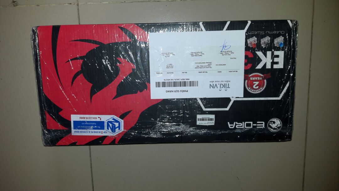 Hàng sao sớm hơn ngày dự kiến đến 3 ngày. Chất lượng khá tốt trong tầm dưới 600k. Chỉ hơn 500k một chút có con phím cơ dây bọc dù, rãnh đi dây, đầu USB mạ vàng, Led đẹp cảm giác gõ tốt. Đóng gói cẩn thận dù từ HN vào Tp HCM nhưng hộp vẫn nguyên vẹn. Sản phẩm đã được mở hộp dán tem và kiểm tra nên rất ổn.