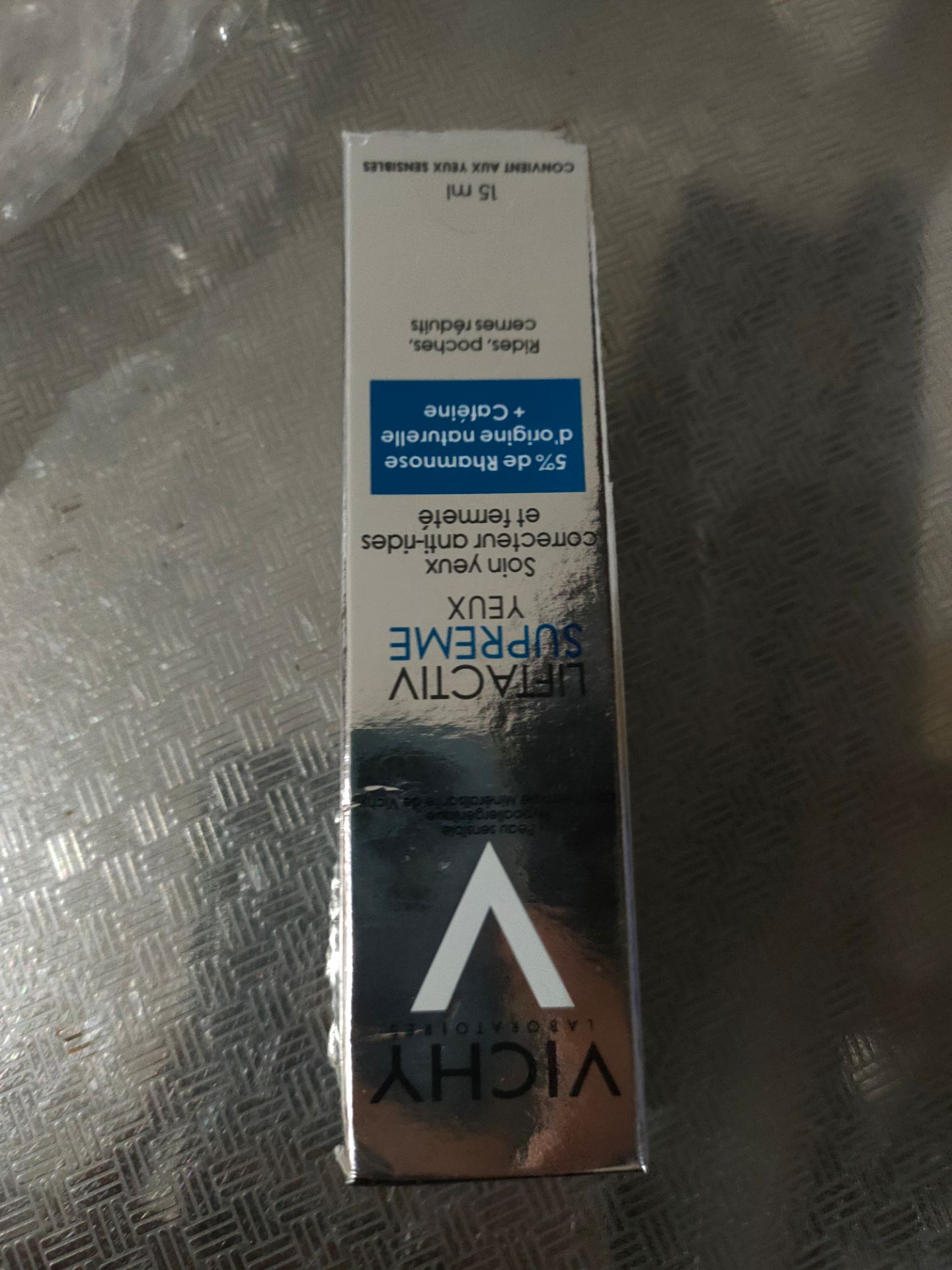 Hàng mắc tiền mà shop làm ăn gì kì vậy ạ ?Hộp ko có bao bì phía ngoài , đã vậy còn bị rách hộp.Tem cũng bị rách luôn .Rách từa lưa .Đề nghị shop trả tiền lại cho mình