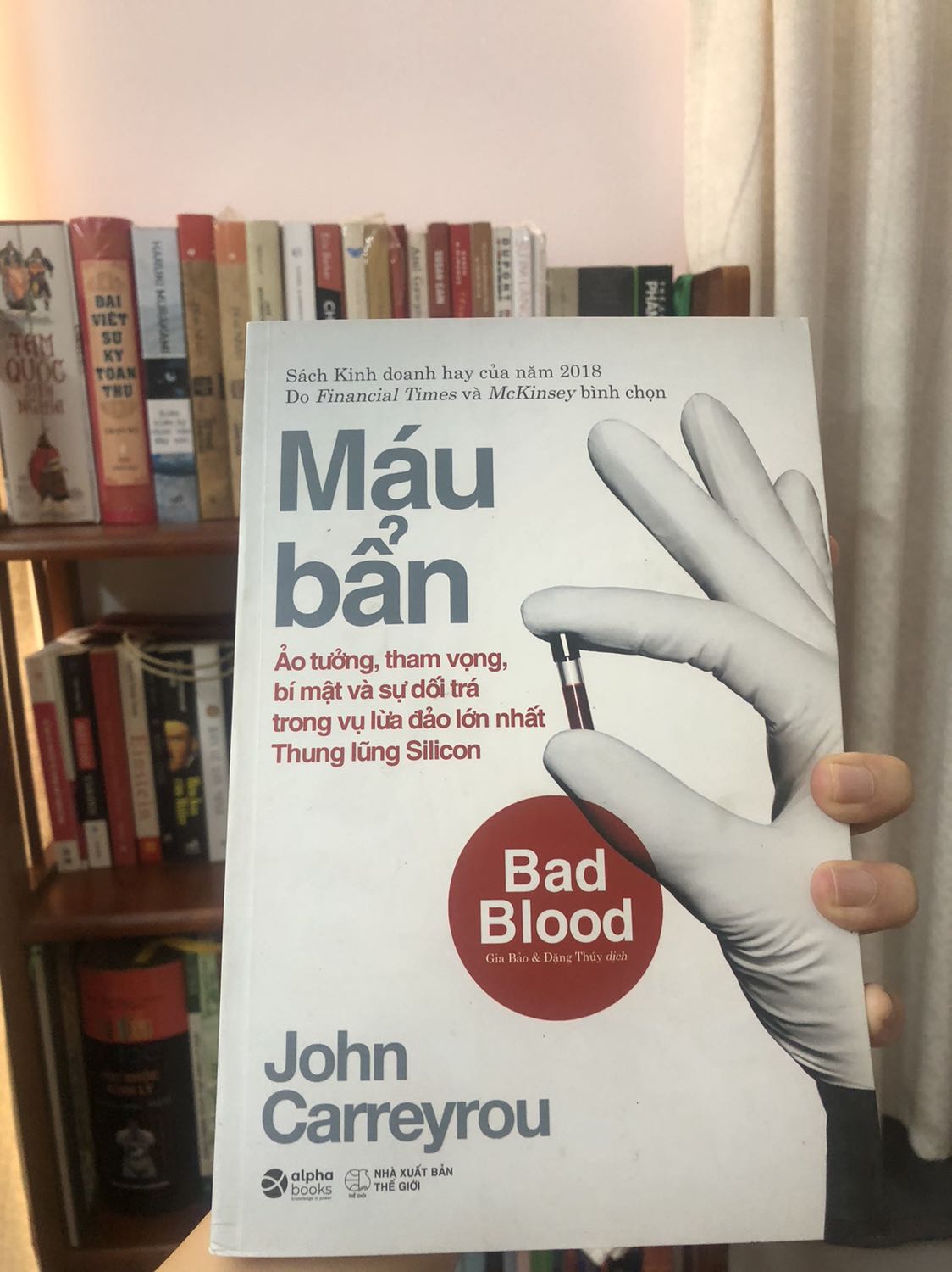 Mình đặt cuốn bìa đen quyền lực nhưng lại giao mình bìa xám này. Buồn hết sức, nhưng bù lại bạn shipper dễ thương quá chừng. Thang điểm 5 sao này là dành cho bạn shipper