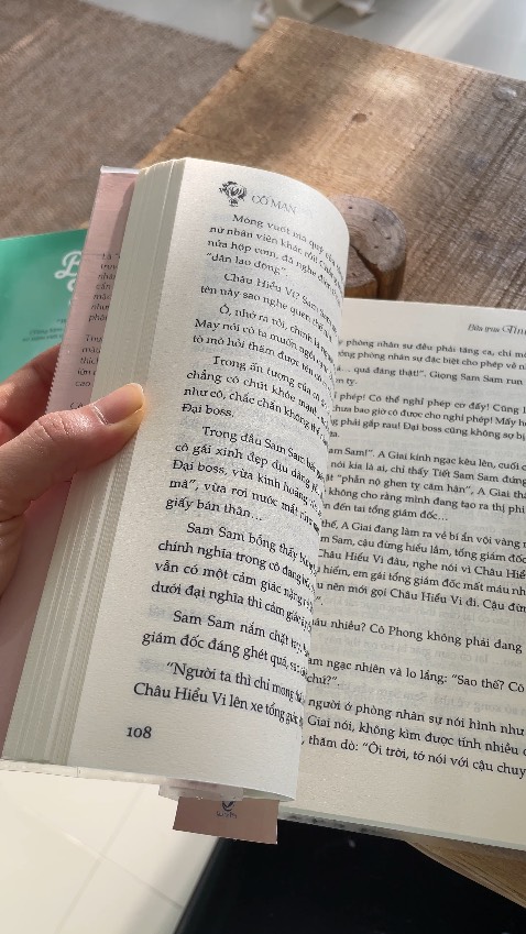 Ê mấy pà, thời này mà còn đọc ngôn tình tổng tài có phải là mơ mộng hão huyền và rất sến, qua thời rồi hem. Nhưng mà sao tui 3x tuổi rồi mà vẫn thấy nó đáng iu vậy ta haha, dễ thương lắm á, mua theo review của mọi người, ai ngờ nó dễ thương vậy. 

Đôi cái đọc nó vô lí nhưng ngôn tình vốn dĩ nó là vậy mà, nhưng công nhận tác phẩm này nhiều đoạn nó hài đọc cười cười vậy đó :))) dễ thương lắm nên tui mới để lại review đây kka