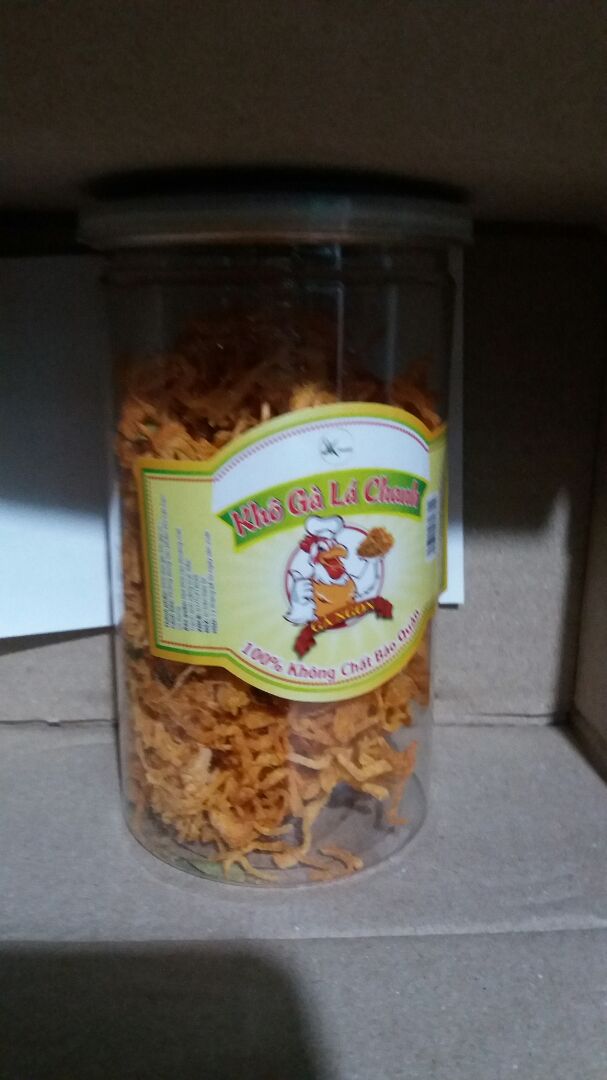 khô gà ngon ơi là ngon.có lá chanh và ớt.