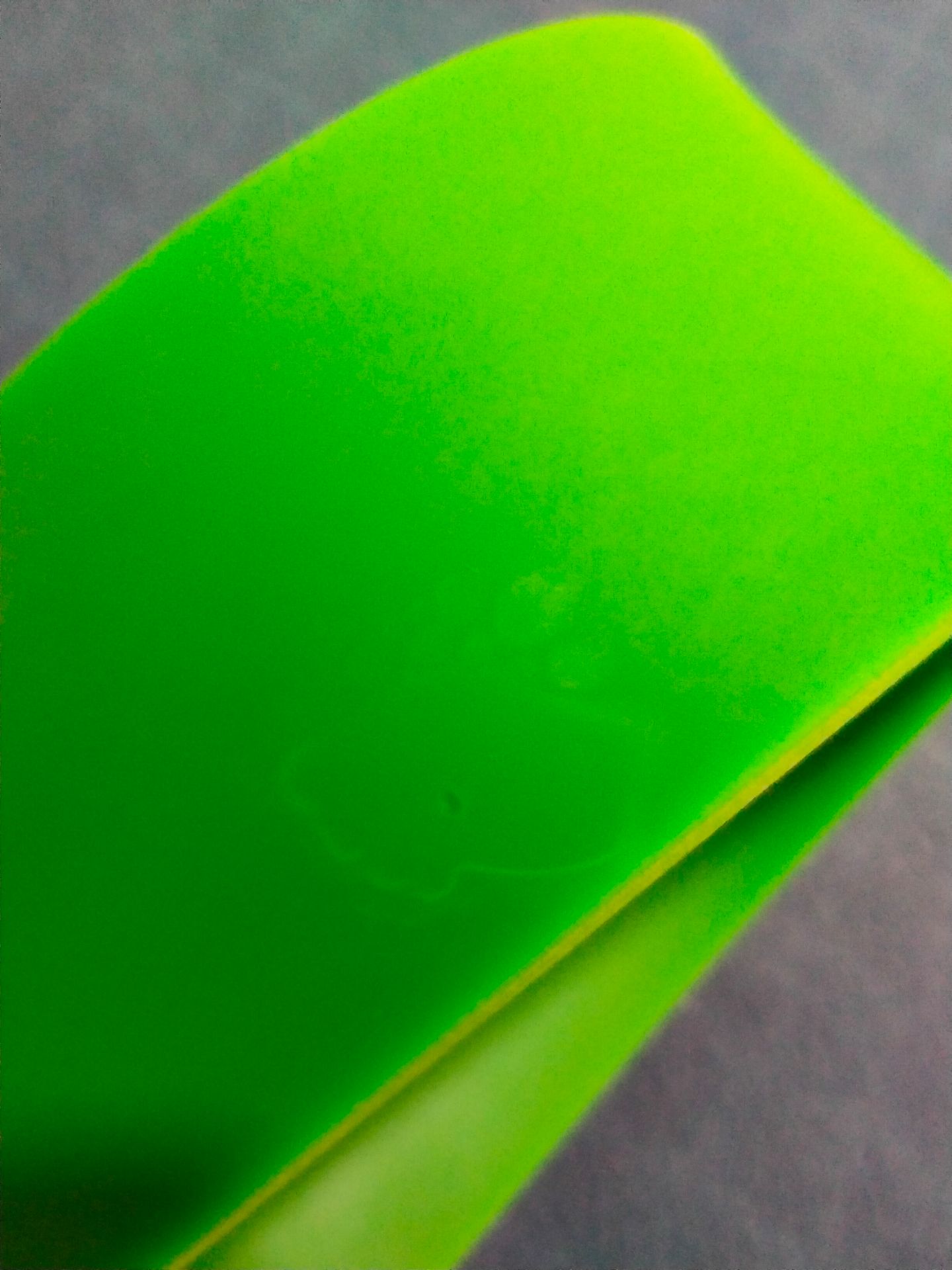 Giao hàng đúng thời gian.
Sản phẩm giao đúng mẫu. Hơi có mùi nhẹ.

Lúc mới nhận thì mình chỉ xem bên ngoài thấy ổn. Hôn nay mang ra tập thấy mặt trong dây có nhiều viết trầy, nhiều chỗ màu sắc loang lổ.

Dây trơn hoàn toàn, không in tên thương hiệu hay độ nặng dây. 
Các bạn mua hàng lưu ý Chu Vi dây là 2m nhé.