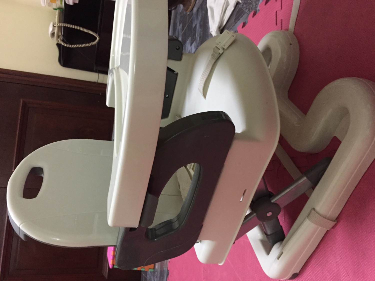 Ghế trông trang nhã và khá chắc chắn. Khay ăn trơn nên dễ vệ sinh và có thể điều chỉnh để thay đổi độ rộng hẹp của lòng ghế cho phù hợp với kích cỡ của bé từng giai đọan. Ban đầu lúc mới dùng mình khá loay hoay với chân ghế mỗi khi cần thay đổi độ cao, tuy nhiên sau khi xem kỹ hướng dẫn mình thấy cũng không khó lắm :). Ghế khi gấp lại cũng có thể đem theo khi cho con ăn bên ngoài, tuy nhiên khá nặng (hơn 4kg) và ko được nhỏ gọn như dòng ghế đi du lịch. Ghế trông trang nhã và khá chắc chắn. Khay ăn trơn nên dễ vệ sinh và có thể điều chỉnh để thay đổi độ rộng hẹp của lòng ghế cho phù hợp với kích cỡ của bé từng giai đọan. Ban đầu lúc mới dùng mình khá loay hoay với chân ghế mỗi khi cần thay đổi độ cao, tuy nhiên sau khi xem kỹ hướng dẫn mình thấy cũng không khó lắm :). Ghế khi gấp lại cũng có thể đem theo khi cho con ăn bên ngoài, tuy nhiên khá nặng (hơn 4kg) và ko được nhỏ gọn như dòng ghế đi du lịch.