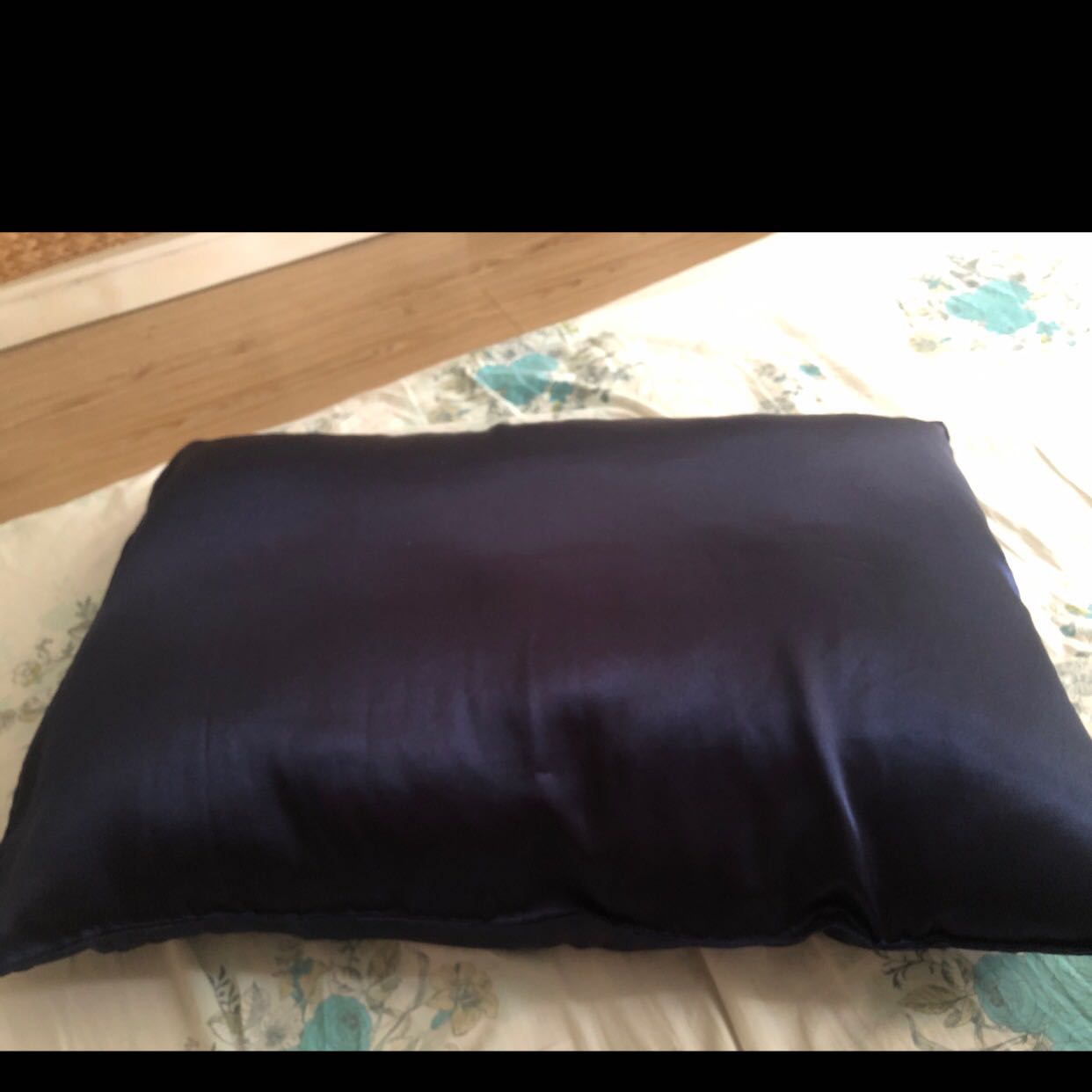 Ko phải lụa mà là vải phi bóng. Ko đúng kì vọng. Ưu điểm là ít bán bụi. Giặt nhanh khô. Lần đầu giặt với sữa tắm thấy có ra màu nhẹ. Ko biết lần sau còn ko. Ko phải lụa mà là vải phi bóng. Ko đúng kì vọng. Ưu điểm là ít bán bụi. Giặt nhanh khô. Lần đầu giặt với sữa tắm thấy có ra màu nhẹ. Ko biết lần sau còn ko.