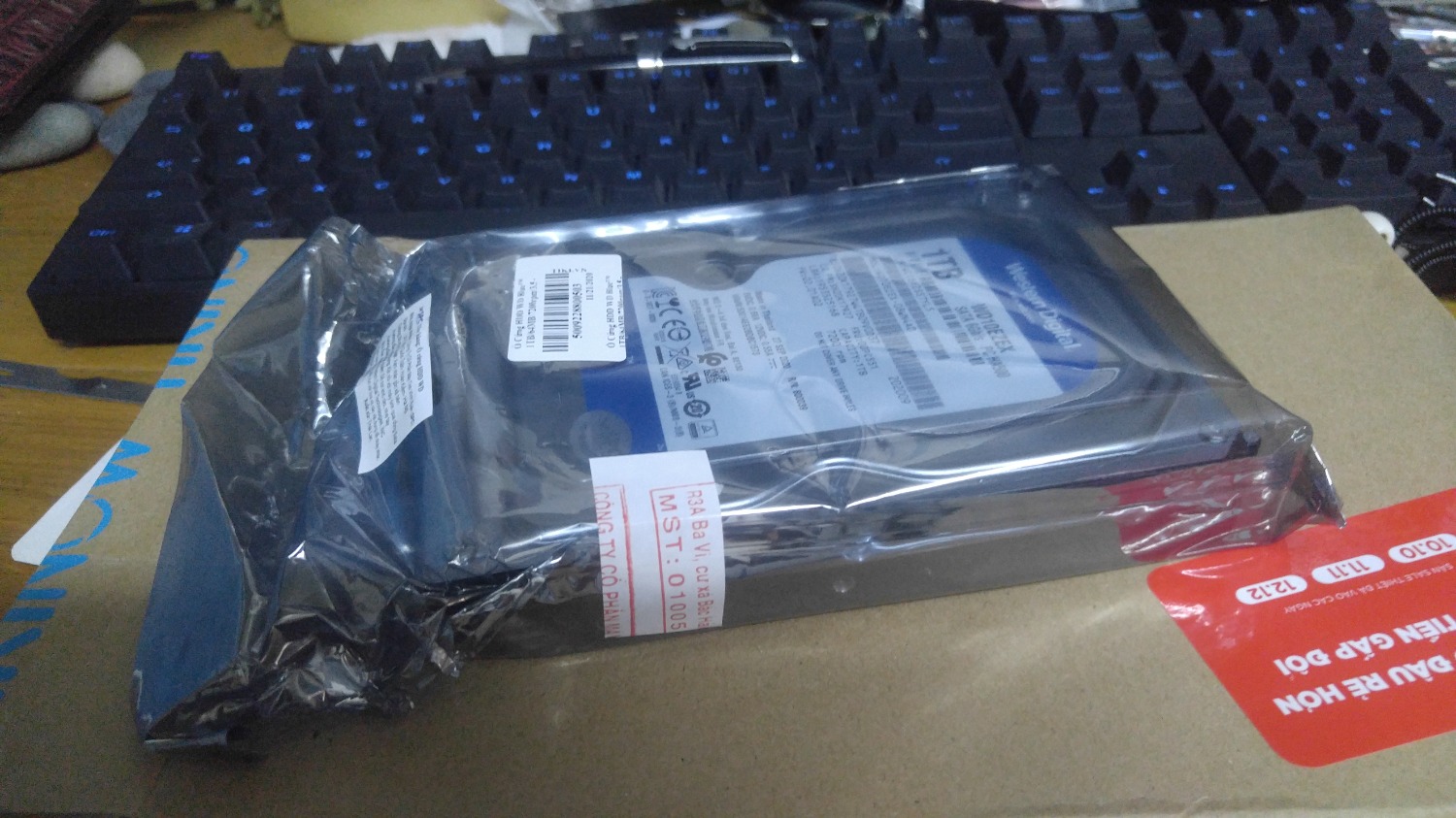 Đóng gói siêu tệ. Ổ cứng mà không dám gói bằng giấy xốp hay nilong chống sốc nữa. Nhận được hàng thì hộp móp, khui ra nhìn tá hỏa. Chưa có thời gian sử dụng được nhiều, nhưng không dám hy vọng là sản phẩm sẽ tốt vì đóng gói quá cẩu thả cho sản phẩm là SSD. Đóng gói siêu tệ. Ổ cứng mà không dám gói bằng giấy xốp hay nilong chống sốc nữa. Nhận được hàng thì hộp móp, khui ra nhìn tá hỏa. Chưa có thời gian sử dụng được nhiều, nhưng không dám hy vọng là sản phẩm sẽ tốt vì đóng gói quá cẩu thả cho sản phẩm là SSD.