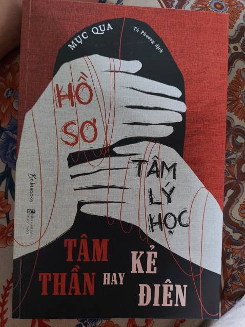 Nghe sơ qua review về sách mình cảm thấy là muốn  mua liền, nội dung của cuốn sách nói về 13 câu chuyện khác nhau của 13 bệnh nhân tâm thần và những hội chứng khác nhau khá là hay và hấp dẫn nhưng mà tinh thần vững thì hãy mua đọc vì mình thích những câu chuyện về bệnh tâm lý nên mình mua đọc Nghe sơ qua review về sách mình cảm thấy là muốn  mua liền, nội dung của cuốn sách nói về 13 câu chuyện khác nhau của 13 bệnh nhân tâm thần và những hội chứng khác nhau khá là hay và hấp dẫn nhưng mà tinh thần vững thì hãy mua đọc vì mình thích những câu chuyện về bệnh tâm lý nên mình mua đọc