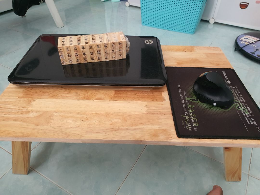 Hình thức ok, chất gỗ tạm ổn, có vẻ chắc chắn và ko bị rung lắc khi kê tay, nhìn chung hài lòng so với mức giá, vừa vặn để chuột và laptop. Mép bàn hơi thô nên mình lấy giũa móng tay cà xong là vừa đẹp.