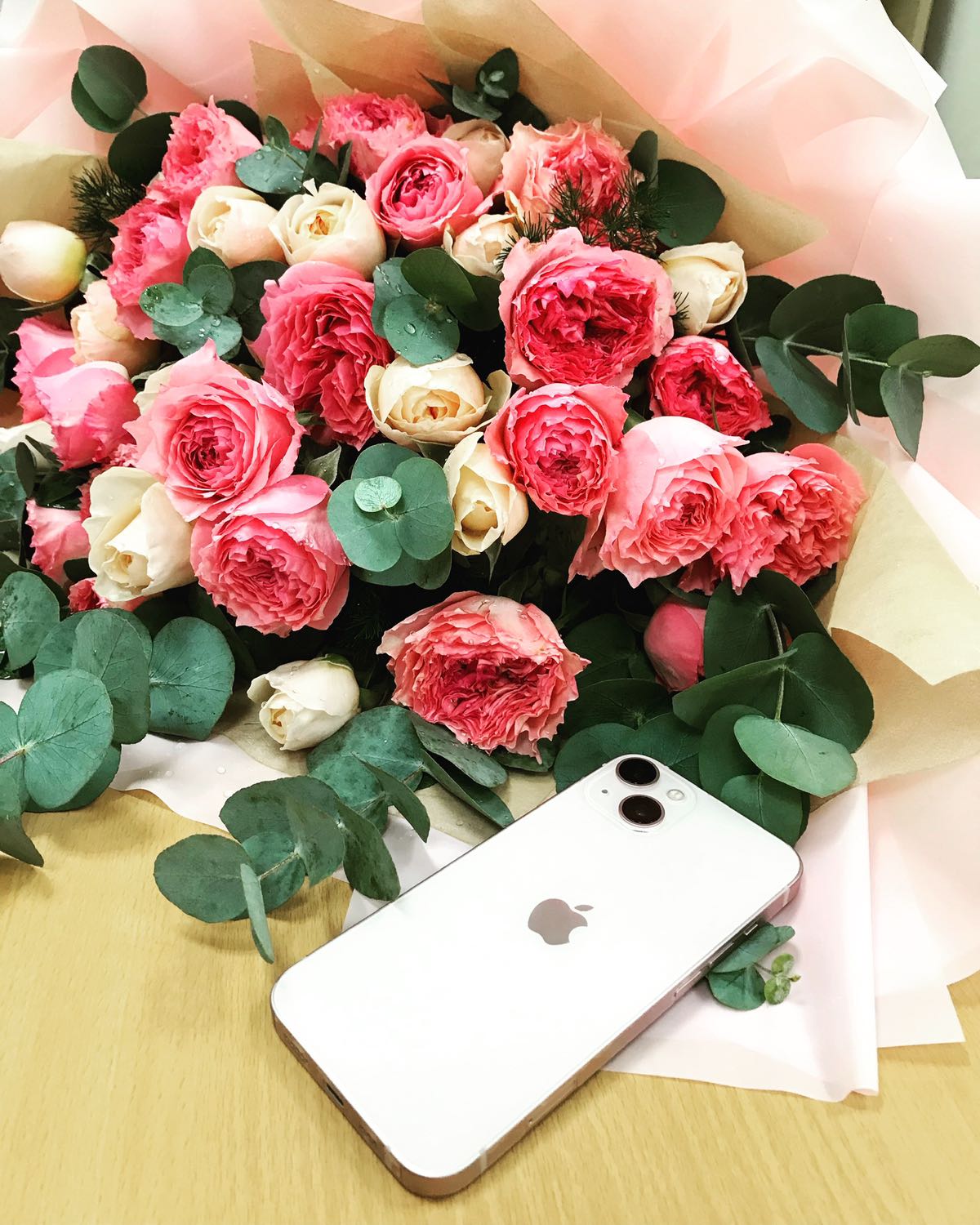 Tiki có hệ thống vận chuyển, shipper riêng nên khi đặt hành điện tử giá trị cao rất yên tâm. Không lo tráo hàng, nhận hàng phải có otp. Đặt hành lúc 22h khuya, hôm sau sáng 9h30 đã nhận được. Gói băng keo kỹ, sp được niêm phong thêm bằng keo của tiki, nếu đã bị gỡ là biết ngay. Nguyên seal, phụ kiện, bảo hành đầy đủ. Màu hồng trên thị trường hiếm với mắc hơn các màu còn lại tầm 1-2tr nhưng trên tiki same same nhau. Đã v trả góp không tốn đồng phí nào. Màu hồng siêu cưng luôn á mng, dùng được 2 tuần rồi, check máy chính hãng bảo hành đầy đủ nhe.