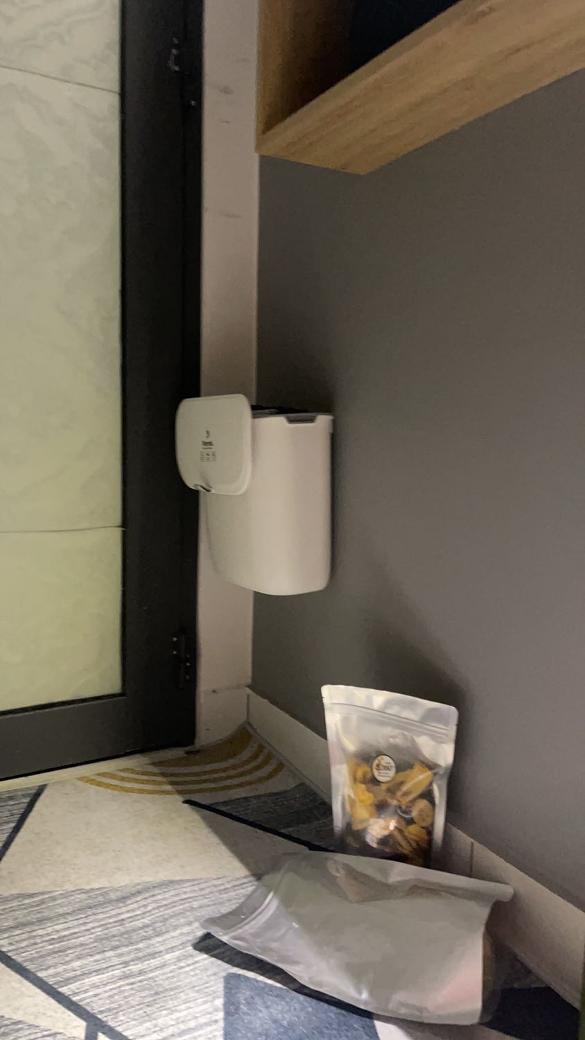 Lần đầu mua được cái thùng rác ưng ý như vậy. Parroti chưa bao giờ làm mình thất vọng. Đợt trước mua bộ lau nhà rồi, giờ mua thêm cái này nưaz. Thùng rác nhìn rất gọn, bỏ vào nhà bếp hay nhà tắm đều tiện, thiết kế rất sang, màu trắng trang nhã. Đúng là tiền nào của nấy mọi người ạ. Ủng hộ thương hiệu Việt mà chỉnh chu. Cảm ơn Parroti rất nhiều. Nên mua nhé mọi người.