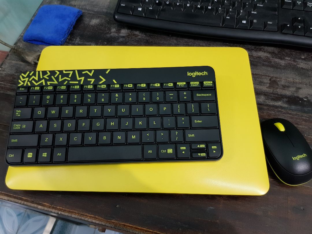 bàn phím chắc chắn. hiện tại *** ko vấn đề gì. mua do phím laptop bị hỏng. com bo cả chuột luôn. tông màu vàng hợp với cái laptop ghê. giao hàng từ HCM ra HN nên thời gian có lâu hơn chút.