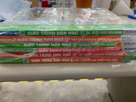 Sách mới xuất bản tháng 3, sách đóng gói cẩn thận, bôk sách được đóng thành 2 tệp với mỗi tệp 3 quyển có bọc ni long nên không bi bụi hay hư bẩn. Sách rất hay cho các bạn muốn học thêm tiếng hoa