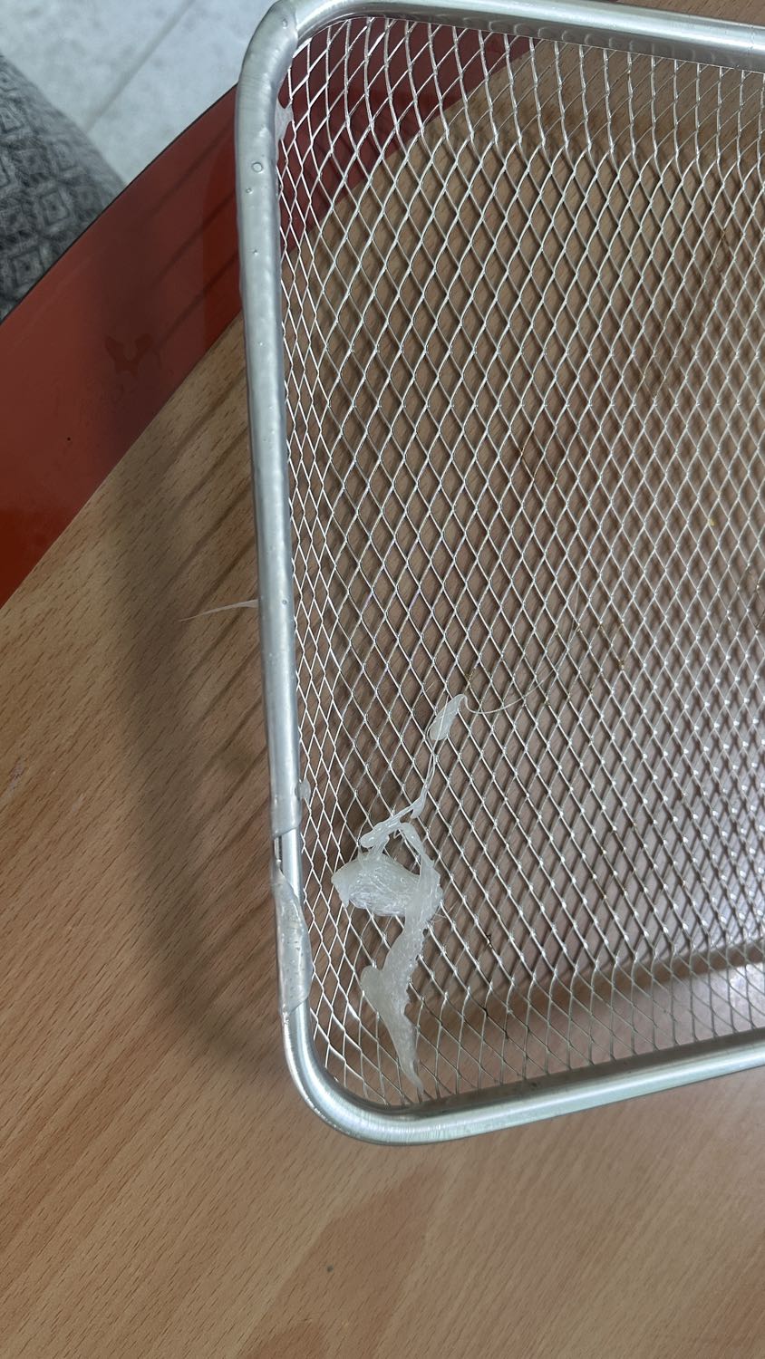 Không biết lý do gì, từ đâu. Mà khi mình mua lò nướng về cho chạy lần đầu tiên thì thấy nhựa chảy ra bám ở viền trong của khay