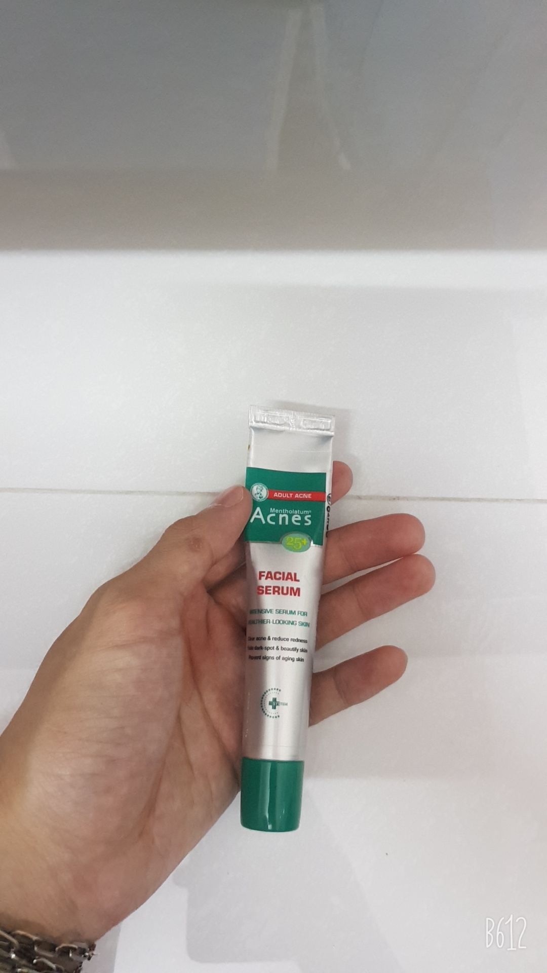 mình vẫn hay sử dụng sp của Acnes. và đây là sp ưng nhất vì nó không quá bết như các sp khác. tuy nhiên đây là sp dành cho trị mụn với thâm, có vitamin C nên nếu các k dành cho các bạn mong muốn làm trắng ban ngày nhé! khá bắt nắng cho làn da của bạn đấy. 
thoa gel thì thì hơi nóng 1 xíu nhưng 30p sau thì sẽ thoải mái. 
ở đây có bạn nào biết serum nào làm trắng và mờ thâm sau mụn hiệu quả không ạ?