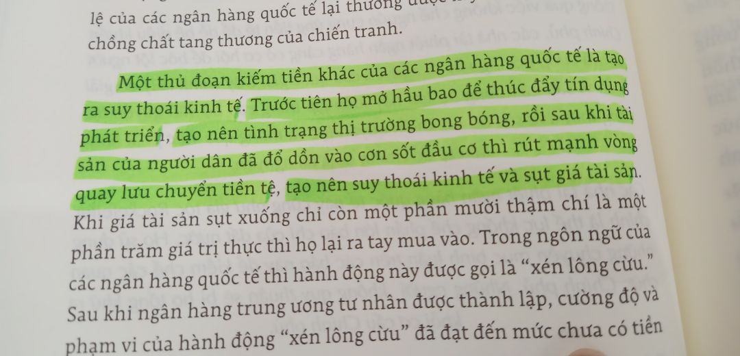 Sách đẹp, giấy đẹp, tất cả đều ok. nhưng mà
đọc buồn ngủ quá. Sao mấy bạn đọc được mà khen hay vậy nhỉ, chỉ mình cách đọc để k buồn ngủ với. Tổng thống gì mà chết như ngoé :)) toàn các âm mưu ghê gớm từ các tay tài phiệt ngân hàng. Vụ sập sàn 1929 toàn các ông ấy âm mưu hết đấy :)) ráng đọc đến chương lạm phát mà thôi để khi nao đó đọc lại chứ đọc k cảm nổi. Buồn ngủ lắm?. mong sau đọc lại thấy cái hay của nó. Nói chung đọc cũng bình thường, k có gì đáng khen!