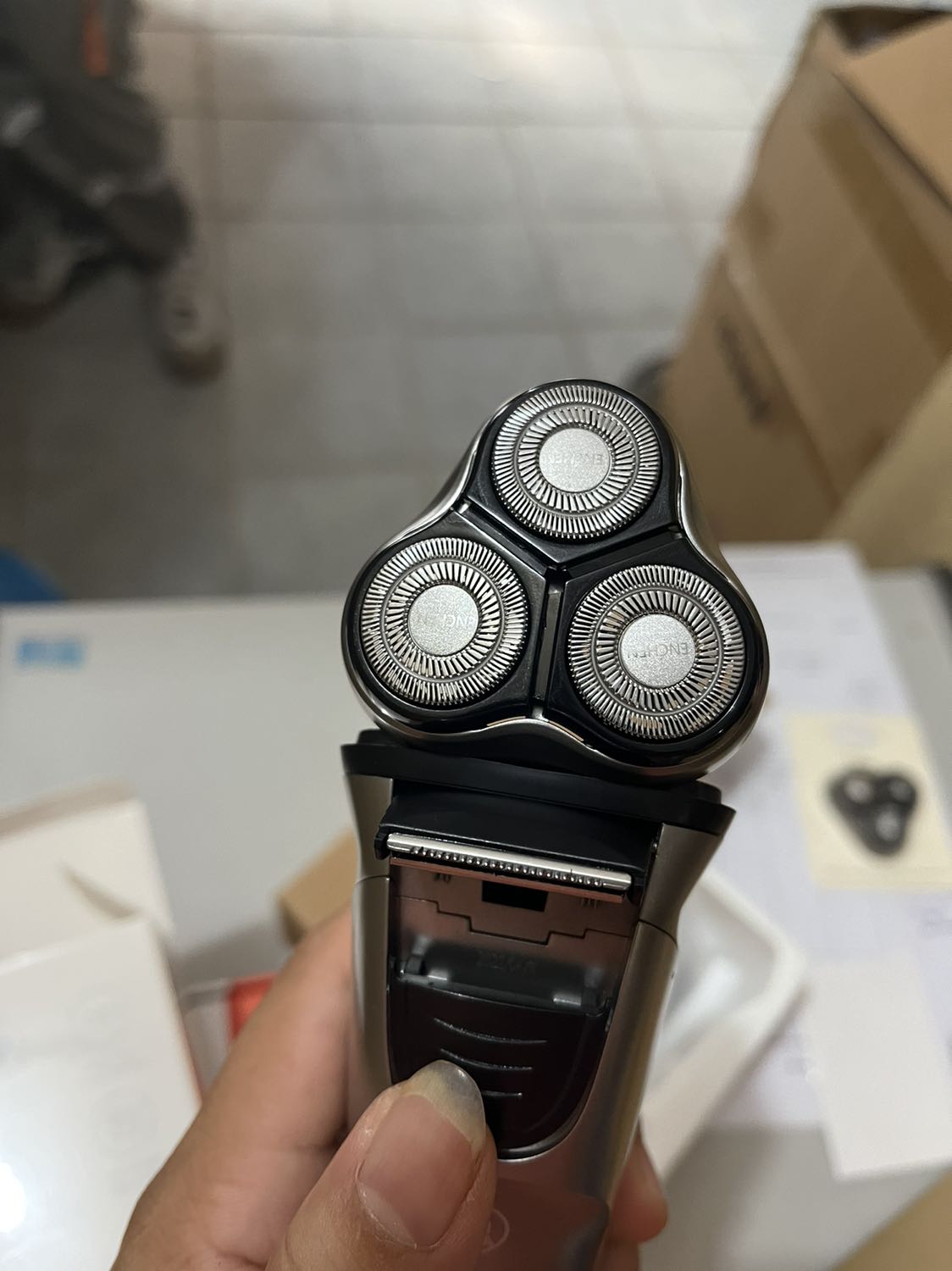 Chất lượng ok, cạo rất sạch, êm ái, còn có thêm tăng đơ cạo râu dài rất tiện, nên dùng
Giao hàng nhanh