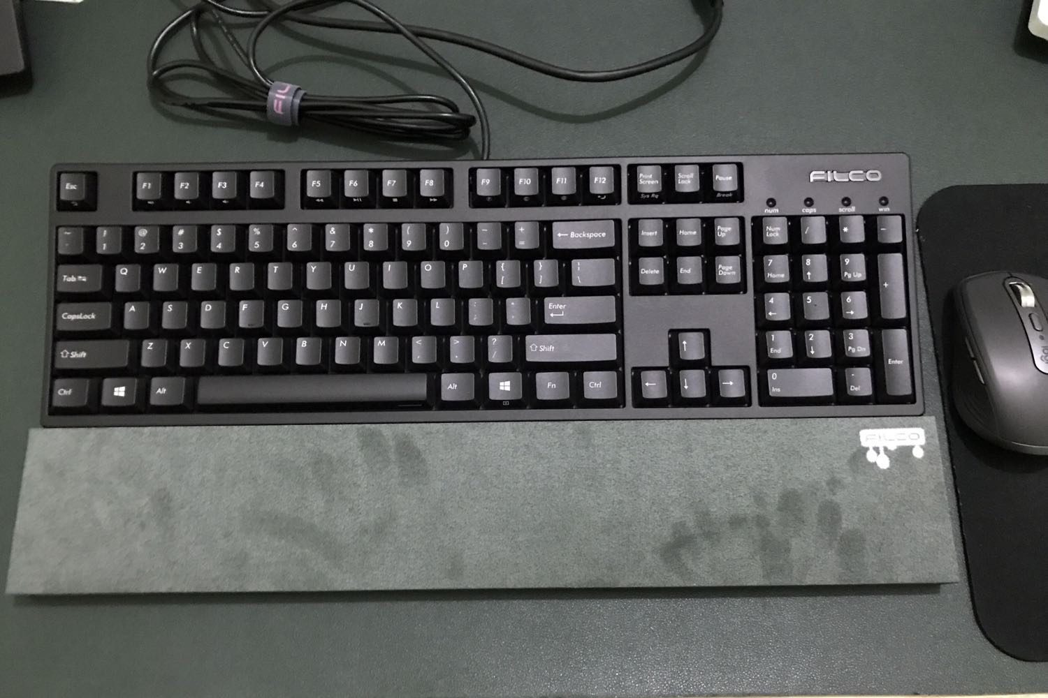 Lúc đầu tưởng cao su non nhưng ko phải. Chỉ là mút thôi. Mặt sợi vải rất mịn. Kết hợp với bàn phím của filco thì hoàn hảo rồi Lúc đầu tưởng cao su non nhưng ko phải. Chỉ là mút thôi. Mặt sợi vải rất mịn. Kết hợp với bàn phím của filco thì hoàn hảo rồi