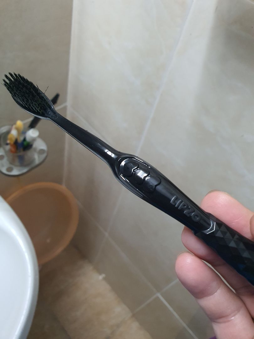 Giá hợp lý, giao hàng nhanh. Lông bàn chải mềm, tay cầm đẹp và chắc chắn, đánh răng ko bị chảy máu chân răng. Mình mua combo 3 chiếc dùng dần.