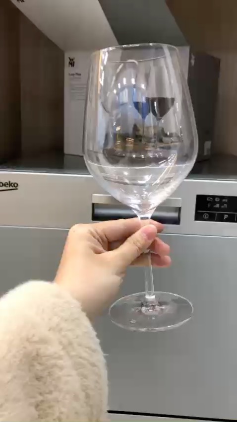 Chất lượng hoàn thiện tuyệt vời, cảm giác cầm thấy khá sang trọng, xứng đáng với giá tiền