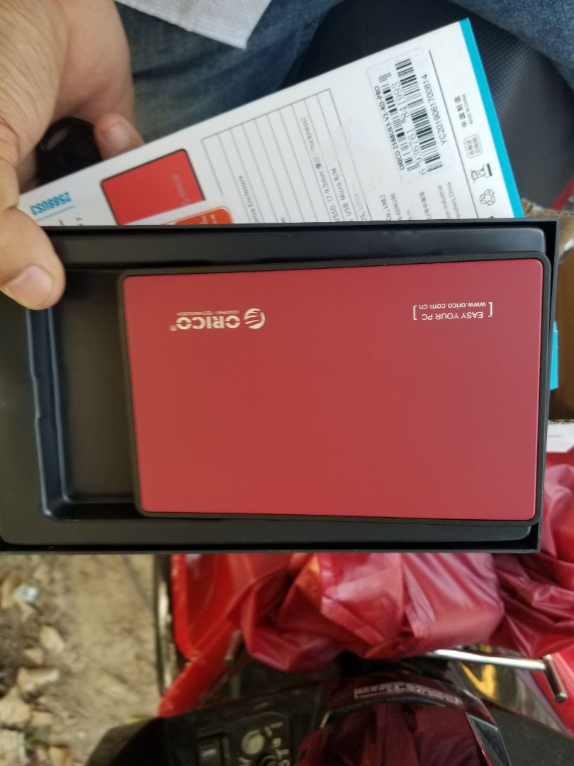 Mẫu mã đẹp, chắc chắn, giá rẻ. gắn ssd kingstons a4***Gb vào nhận ngay, tốc độ copy 01 file 1.17 Gb từ box ra laptop khoảng 100 Gb/s, quá ok. có cái màu đỏ thẫm hơn hình quảng cáo. màu tươi như màu vàng thì thích hơn. mình lấy màu đỏ do hợp mạng sơn đầu hỏa.