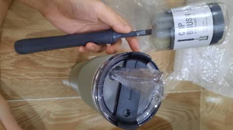 Ly rất đẹp, dày dặn cầm chắc tay
Dụng cụ rửa ly quá ổn